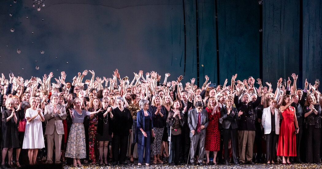 City Ballet Celebrates 75, and Dancers (Hundreds) Take a Bow