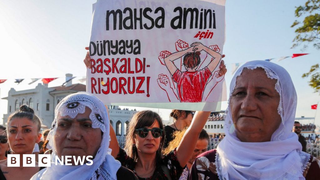Mahsa Amini: Protesters mark one year since death of Iranian student Mahsa Amini: Protesters mark one year since death of Iranian student
