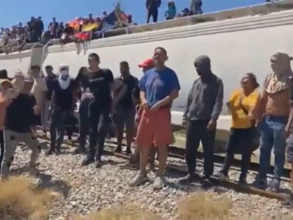 Mexican train with hundreds of migrants onboard stopped, passengers chant, ‘Let us continue’ Mexican train with hundreds of migrants onboard stopped, passengers chant, ‘Let us continue’