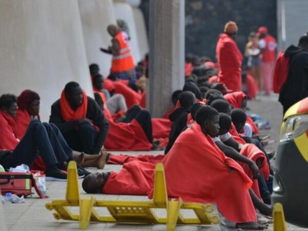 Boat carrying 280 migrants lands in Canary Islands