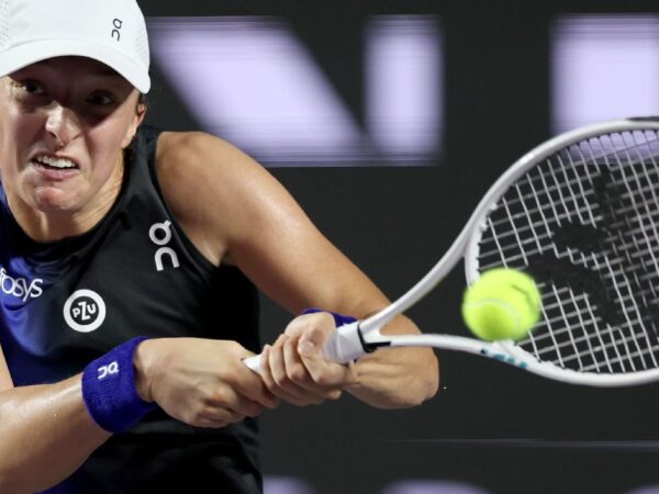 Iga Swiatek defeats Marketa Vondrousova at WTA Finals