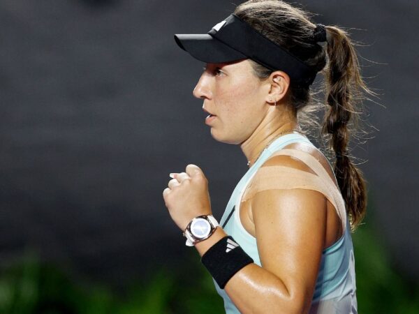 Jessica Pegula defeats Elena Rybakina in straight sets to open WTA Finals