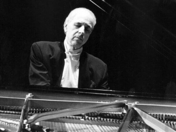 Russell Sherman, Poetic Interpreter at the Piano, Is Dead at 93