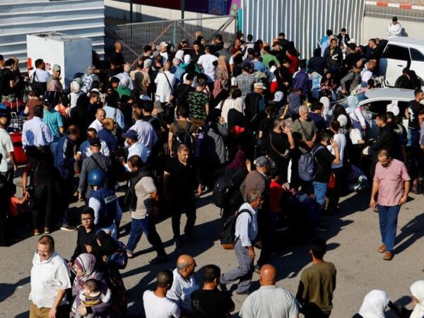 Thousands of people arrive at Gaza-Egypt border
