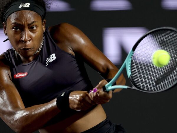 Gauff overcomes 17 double-faults at WTA Finals; Sabalenka into SF