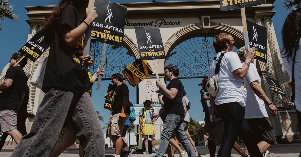 SAG-AFTRA and Hollywood Studios Agree to Deal to End Actors’ Strike SAG-AFTRA and Hollywood Studios Agree to Deal to End Actors’ Strike