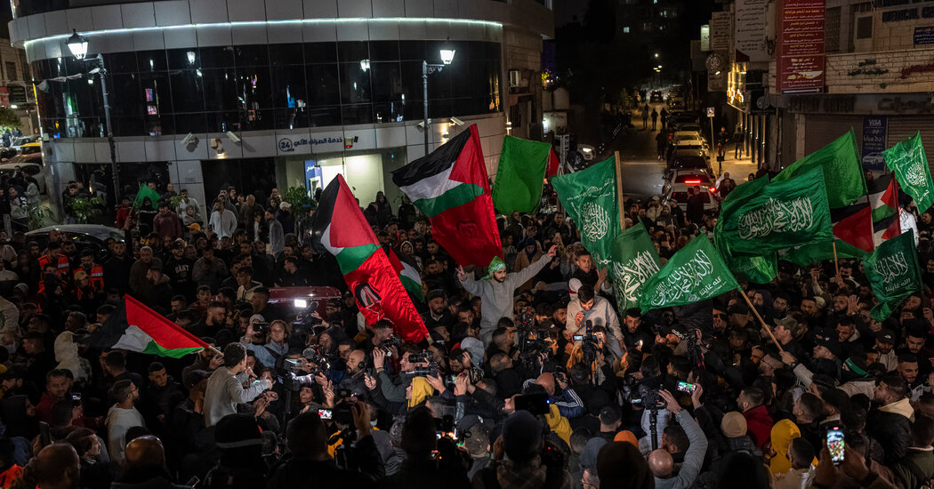 West Bank Residents Praise Hamas for Palestinian Prisoners’ Release