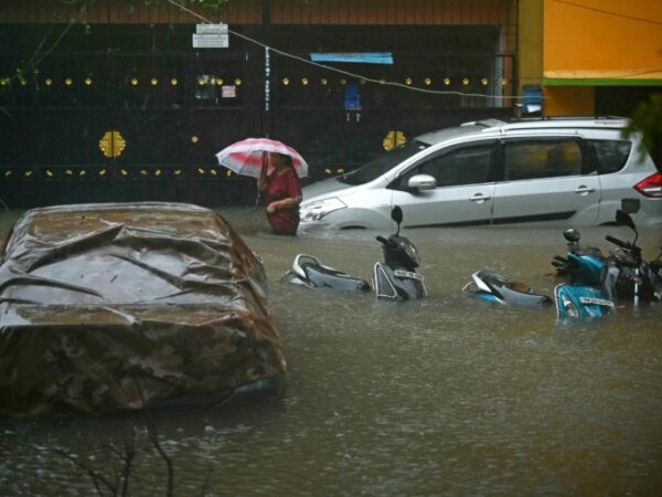 Eight dead as cyclone batters India’s southeast coast