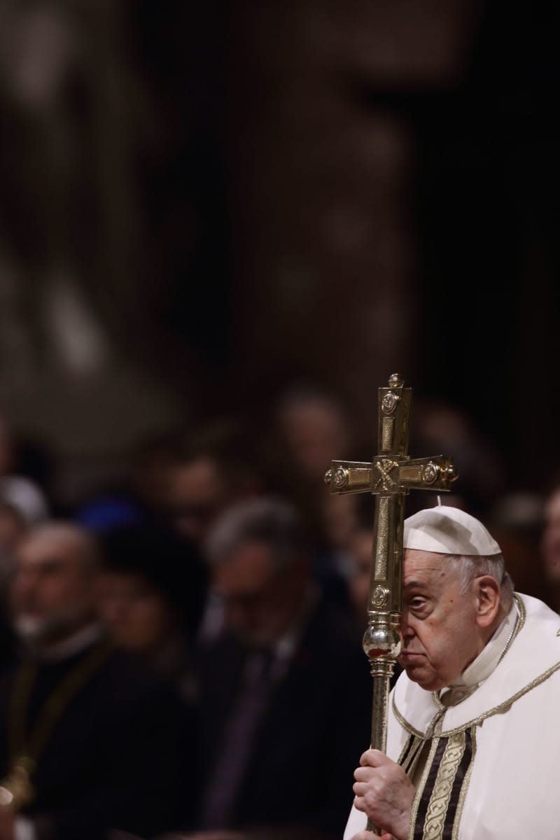 Pope spreads peace message at Christmas Mass Pope spreads peace message at Christmas Mass