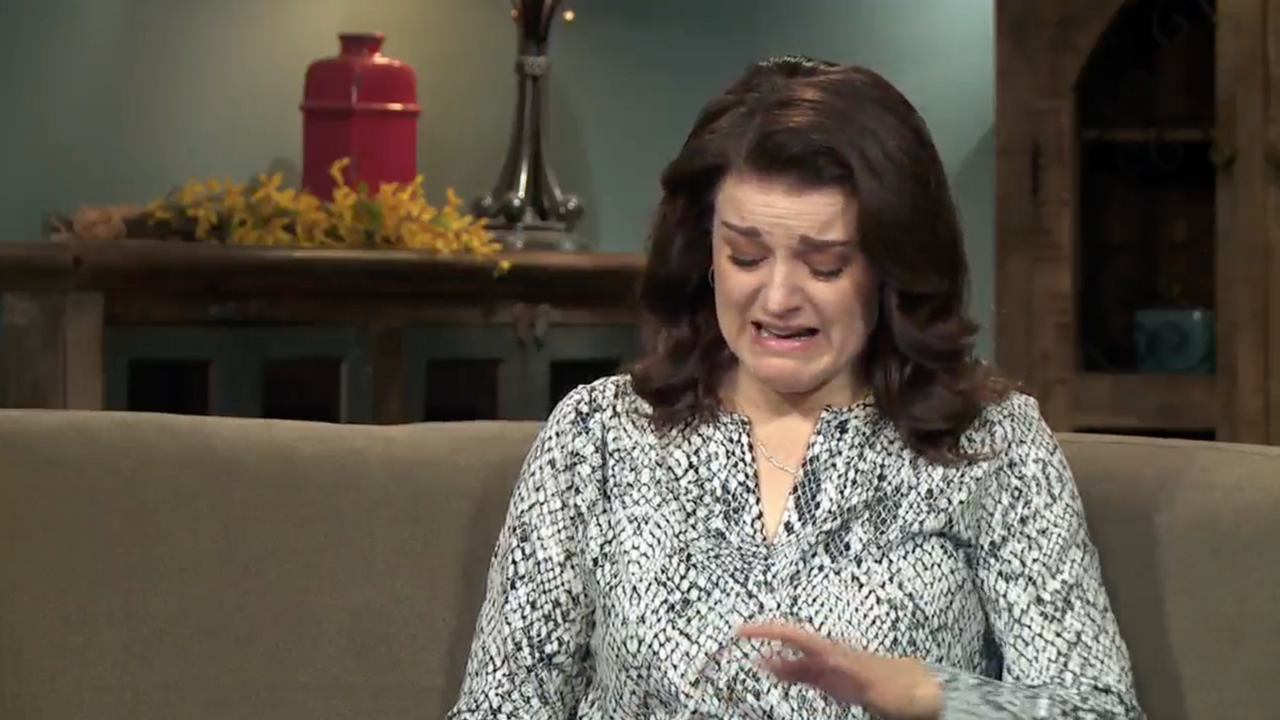 ‘Sister Wives’ Recap: Robyn Brown Walks Off the Set Watching Emotional Moment Back