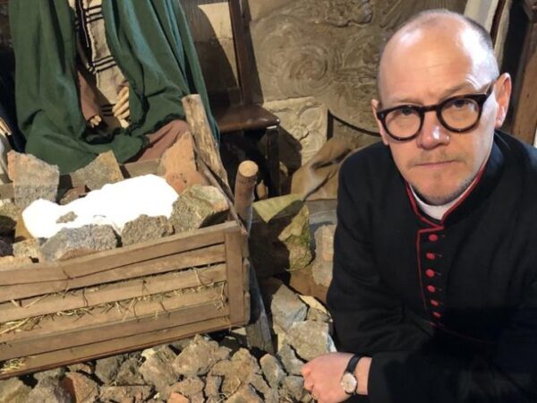 Tewkesbury Abbey’s rubble nativity scene highlights children affected by war