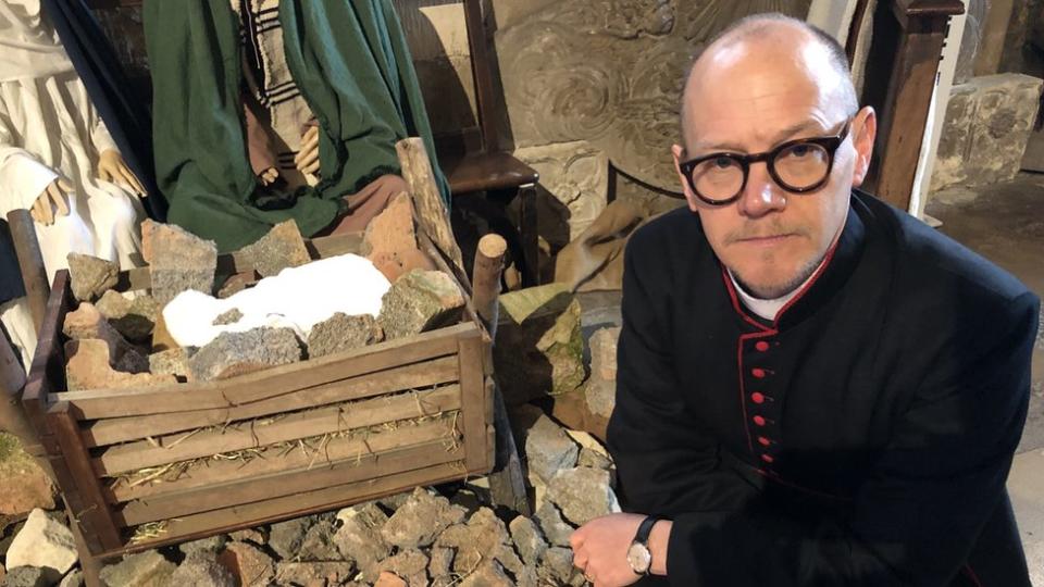 Tewkesbury Abbey’s rubble nativity scene highlights children affected by war Tewkesbury Abbey’s rubble nativity scene highlights children affected by war