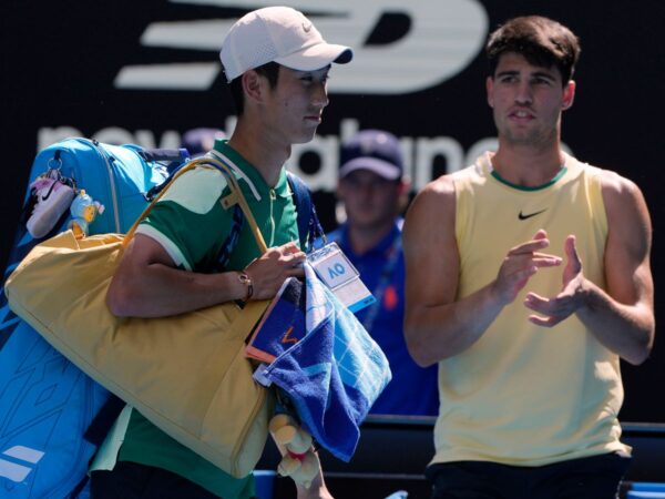 Australian Open: Carlos Alcaraz through to the fourth round in Melbourne | Tennis News