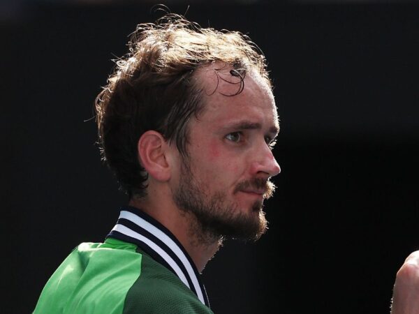 Daniil Medvedev takes out Hubert Hurkacz, back in Australian Open semifinals