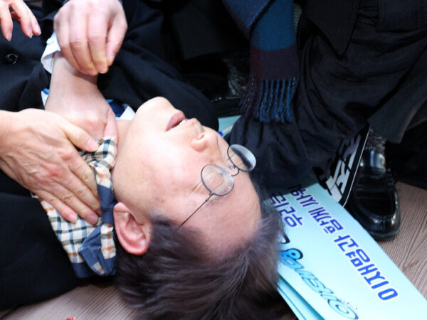 Lee Jae-myung, South Korea Opposition Leader, Is Stabbed
