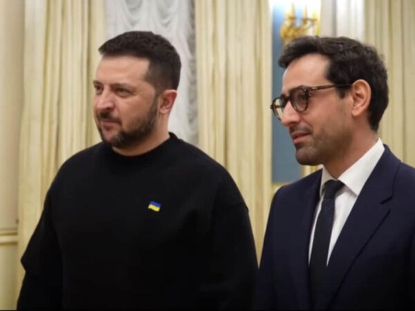 Zelenskyy discusses joint drone and artillery production with French foreign minister – video