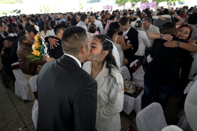 1,200 couples get hitched in Mexican mass wedding 1,200 couples get hitched in Mexican mass wedding