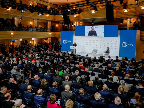 As Putin Threatens, Despair and Hedging in Europe