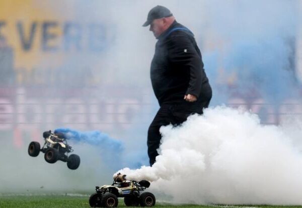 Bundesliga 2: Remote control cars with smoke bombs halt Hansa Rostock v Hamburg