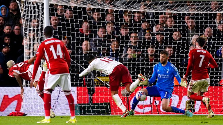 Man Utd boss Erik ten Hag defends Bruno Fernandes and brands social media criticism ‘pathetic’ | Football News Man Utd boss Erik ten Hag defends Bruno Fernandes and brands social media criticism ‘pathetic’ | Football News