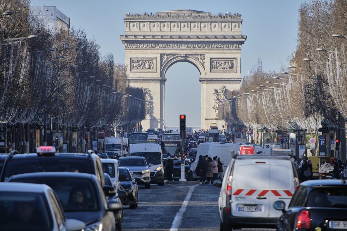 Paris Vote Targets SUV Drivers With Parking Fees Set to Triple