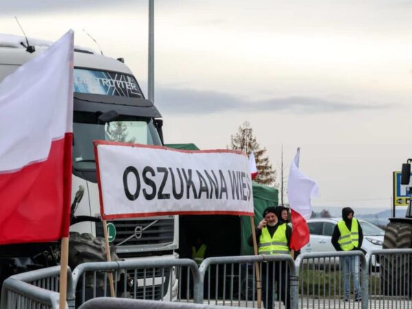 Polish agrarians say they will block all Ukrainian freight transport