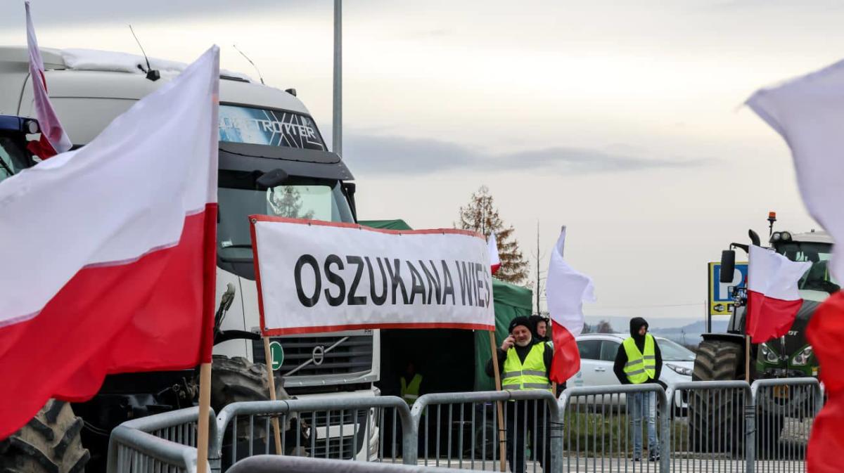 Polish agrarians say they will block all Ukrainian freight transport Polish agrarians say they will block all Ukrainian freight transport