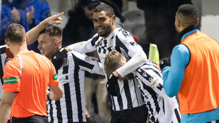 St Mirren 2 – 0 Dundee St Mirren 2 – 0 Dundee