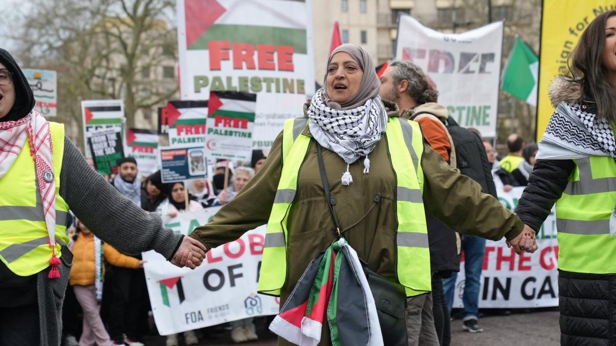 Tens of thousands at pro-Palestinian march in London Tens of thousands at pro-Palestinian march in London