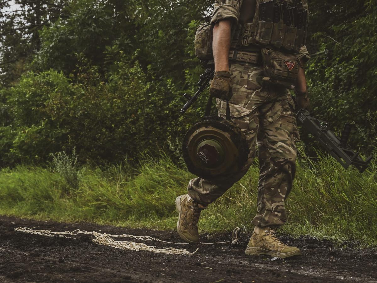 Videos show Russians beating land mines with logs, one of a few odd mine-clearing methods that have shown up in the Ukraine war Videos show Russians beating land mines with logs, one of a few odd mine-clearing methods that have shown up in the Ukraine war