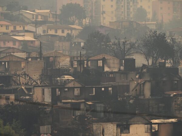 Wildfires Threaten 2 Chilean Cities, Destroying 1,000 Homes and Killing 19