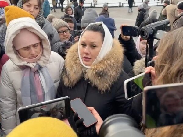 Wives of Russian soldiers stage another protest near Kremlin, as police detain scores of journalists
