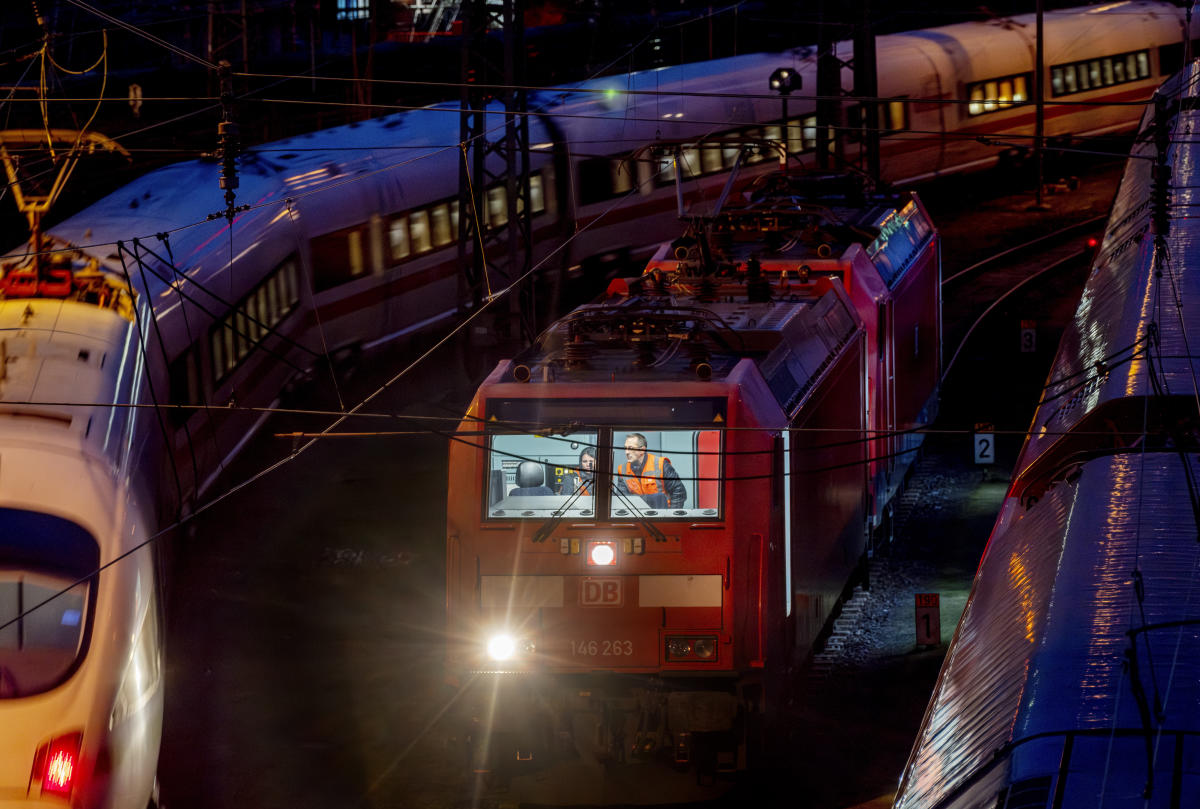 Deal to end German rail strikes features a 35-hour work week with an option to work longer Deal to end German rail strikes features a 35-hour work week with an option to work longer