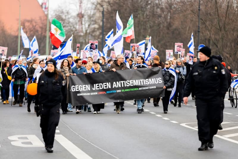 Hundreds demonstrate against anti-Semitism in Berlin, stand by Israel Hundreds demonstrate against anti-Semitism in Berlin, stand by Israel