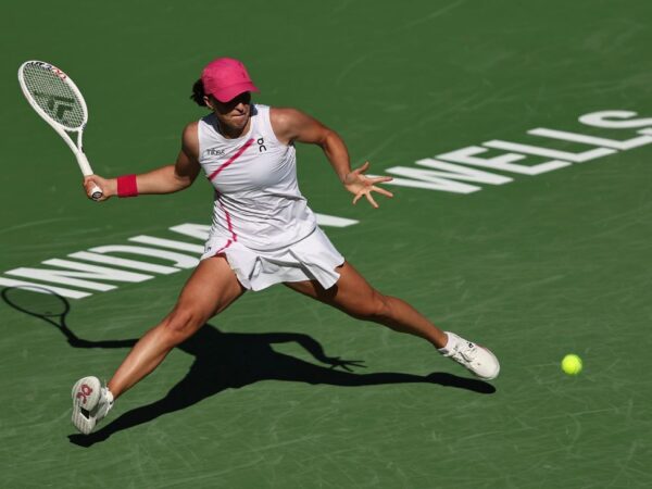 Iga Swiatek, Jannik Sinner easily advance at Indian Wells