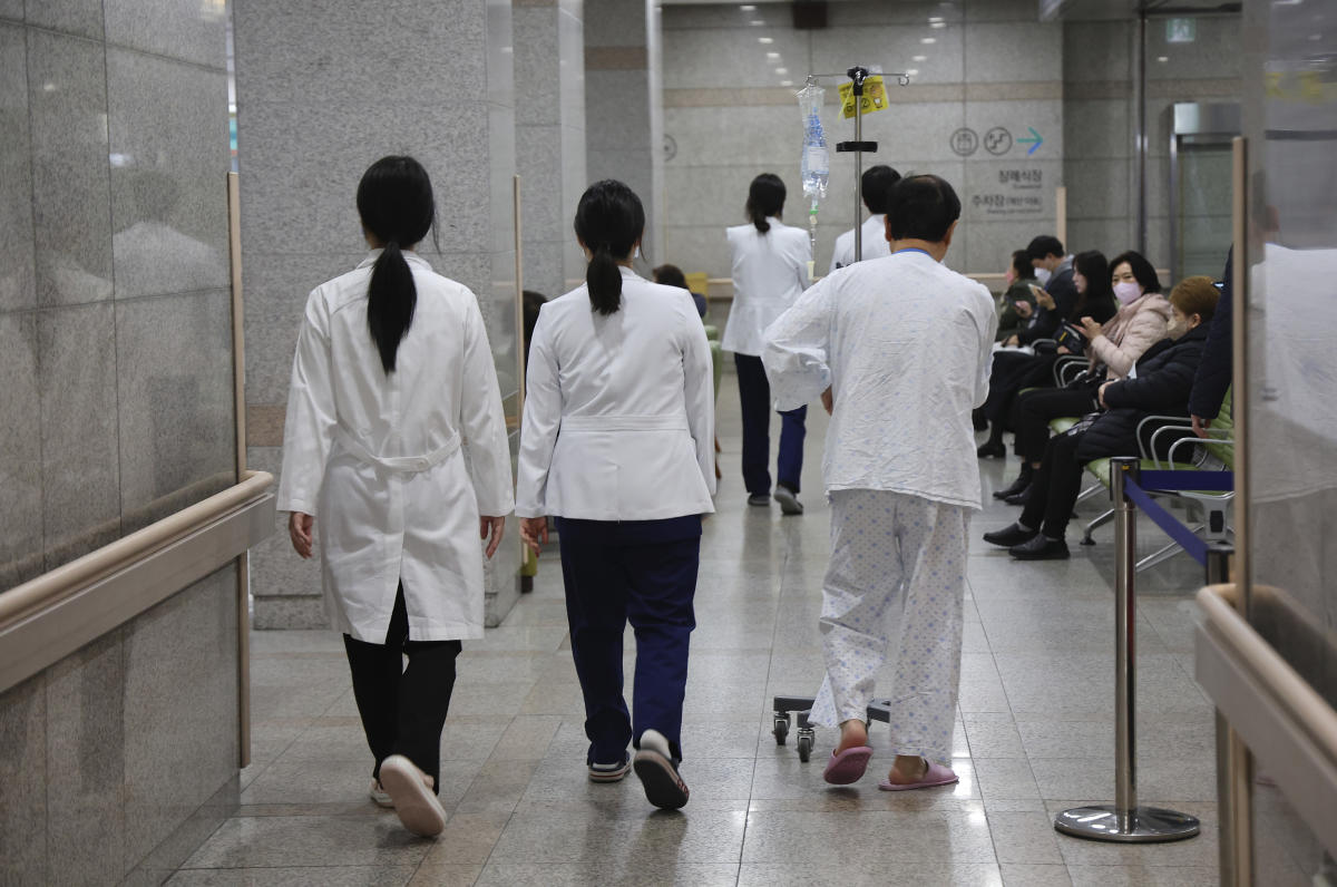 South Korea criticizes senior doctors who are joining their juniors in a prolonged walkout South Korea criticizes senior doctors who are joining their juniors in a prolonged walkout