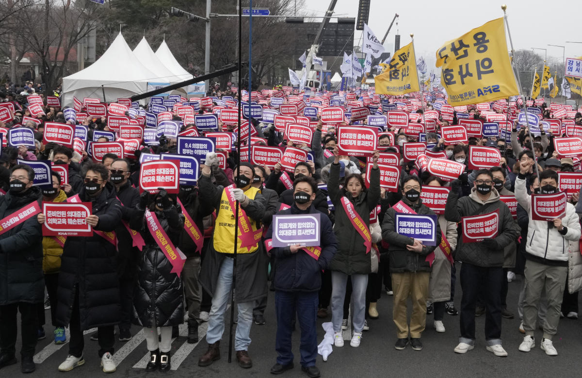 South Korea takes steps to suspend licenses of striking doctors after they refuse to end walkouts South Korea takes steps to suspend licenses of striking doctors after they refuse to end walkouts