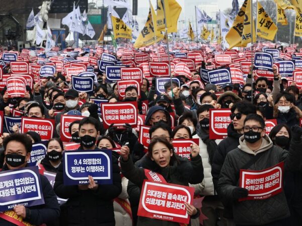 South Korea to Suspend Licenses of Thousands of Striking Doctors