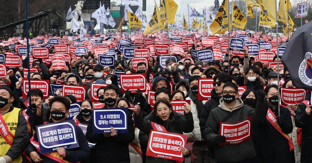 South Korea to Suspend Licenses of Thousands of Striking Doctors South Korea to Suspend Licenses of Thousands of Striking Doctors