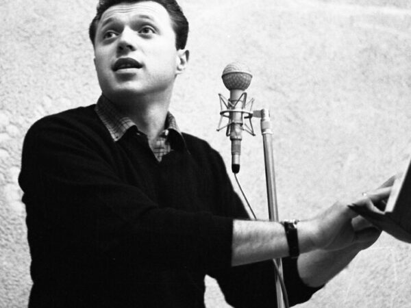 Steve Lawrence, Who Sang His Listeners Down Memory Lane, Dies at 88