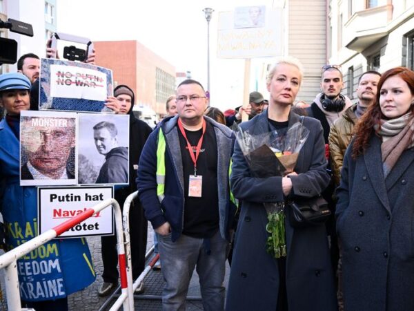 thousands of Russians turn out to fulfil Navalny’s ‘last wish’