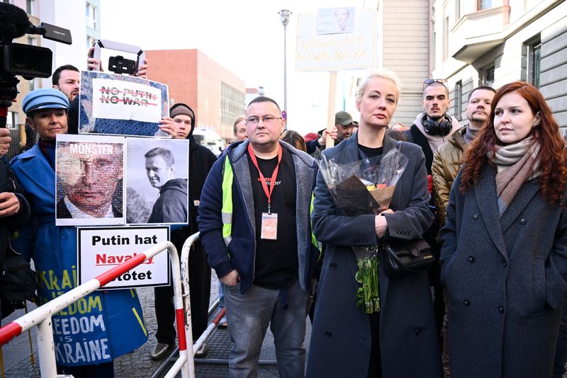thousands of Russians turn out to fulfil Navalny’s ‘last wish’