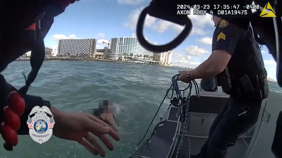 Clearwater police rescue woman struggling in Gulf of Mexico Clearwater police rescue woman struggling in Gulf of Mexico