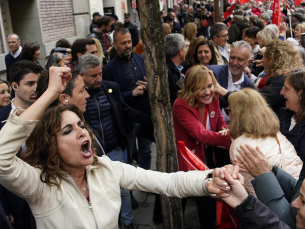 Thousands rally in Madrid to urge Spanish leader Pedro Sánchez not to resign