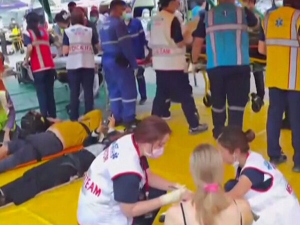 ‘Extreme Turbulence’ on Singapore Airlines Flight Kills 1 and Injures Dozens