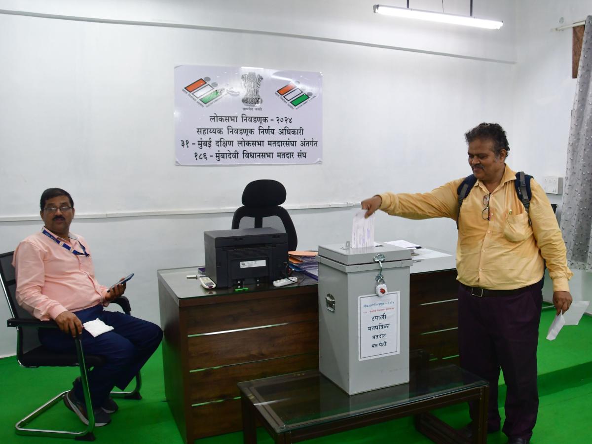 Indian authorities seize over billion worth of illegal vote inducements, including drugs and cash, in country’s elections Indian authorities seize over billion worth of illegal vote inducements, including drugs and cash, in country’s elections