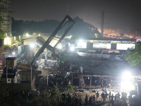 Mumbai Storms Topple Billboard, Killing at Least 8