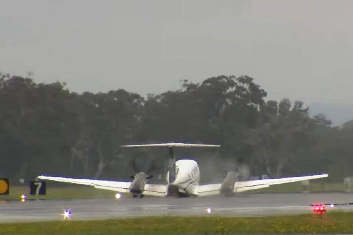 Plane Carrying 3 People Lands Without Wheels After Suffering Mid-Air Mechanical Failure Plane Carrying 3 People Lands Without Wheels After Suffering Mid-Air Mechanical Failure