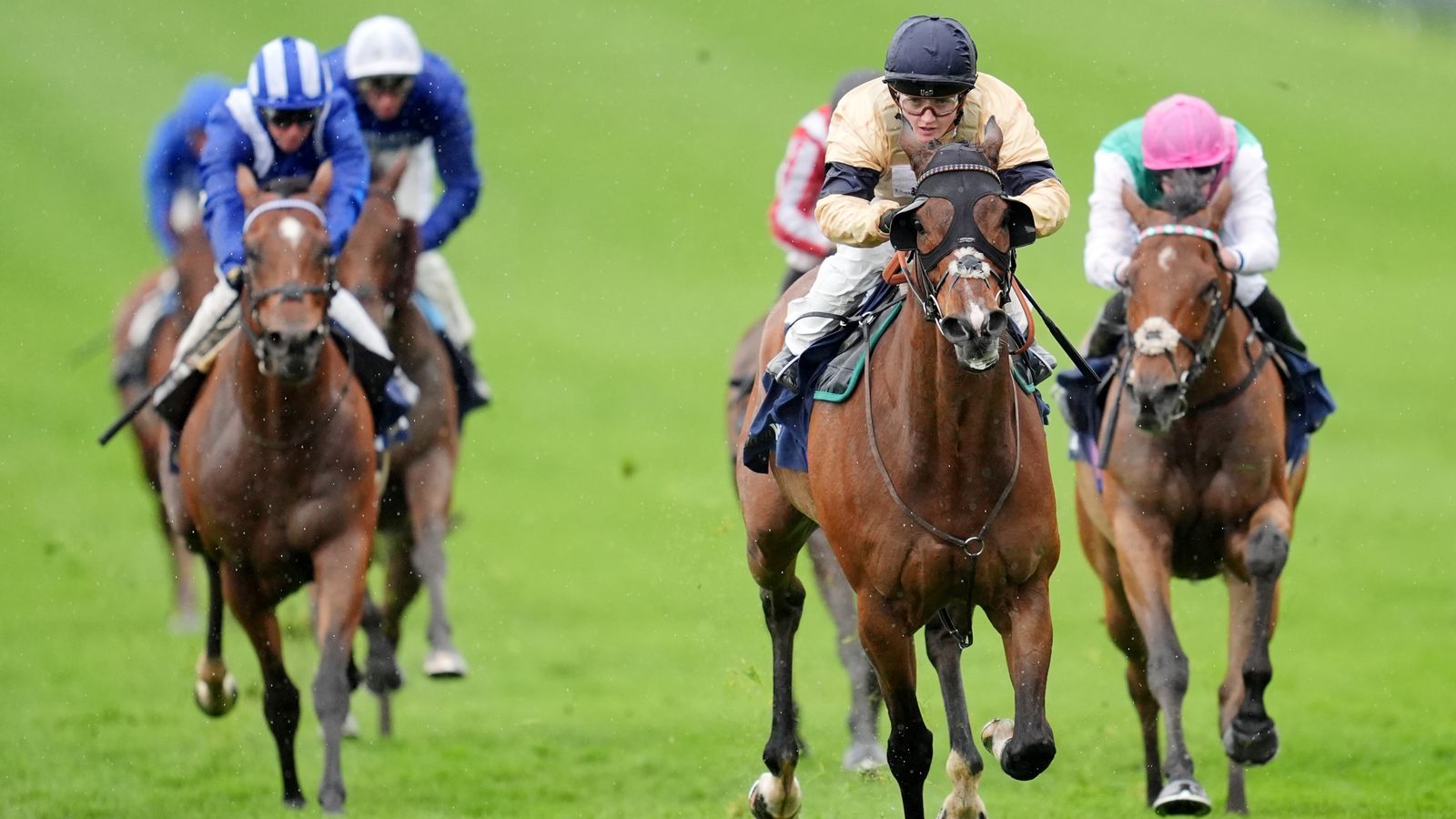 Shock as Outbox and Hollie Doyle lands success in style at Newmarket | Racing News Shock as Outbox and Hollie Doyle lands success in style at Newmarket | Racing News