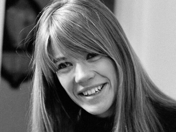 Françoise Hardy, Moody French Pop Star, Dies at 80